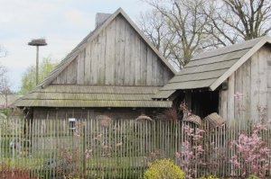 Widok na wiejską chatę   kwiecień