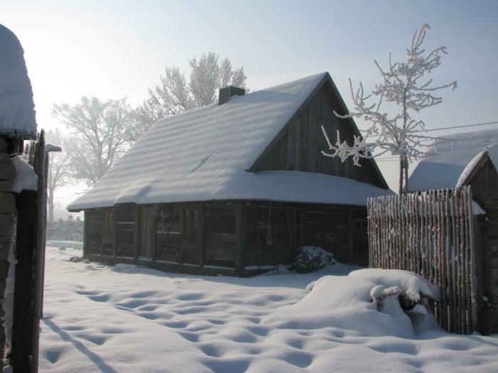 Wiejska chata okryta śniegiem