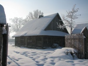 Chata Wiejska zimą   