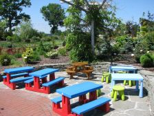 Stoliki dla dzieci w ogródku Kapias Cafe