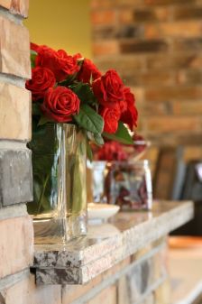 Czerwone róże w restauracji