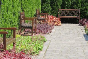 Liczne ławki   ogród angielski   